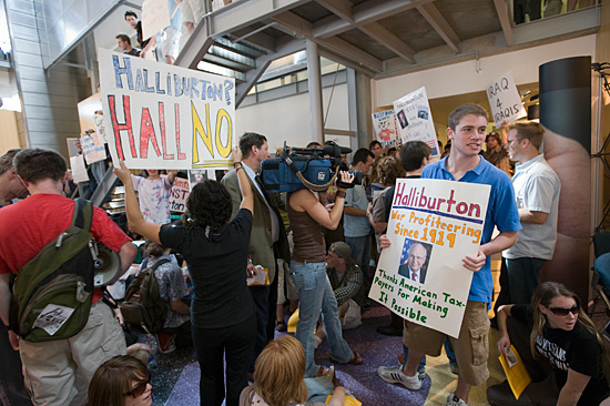 Student protest of Hallburton at engineering career fair