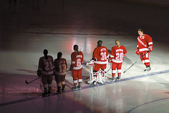 Photo of women&rsquo;s hockey team