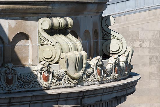 Photo of memorial Union archway