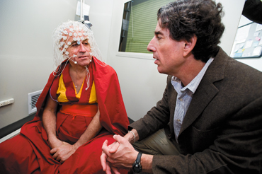 Davidson mentre esegue dei test ad un monaco tibetano