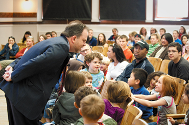 [photo] Students visit a university lecture.